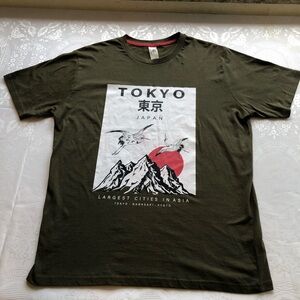 Soul Star England TOKYO Graphic Print Olive Green T-Shirt Men’s Size M Tee Top
